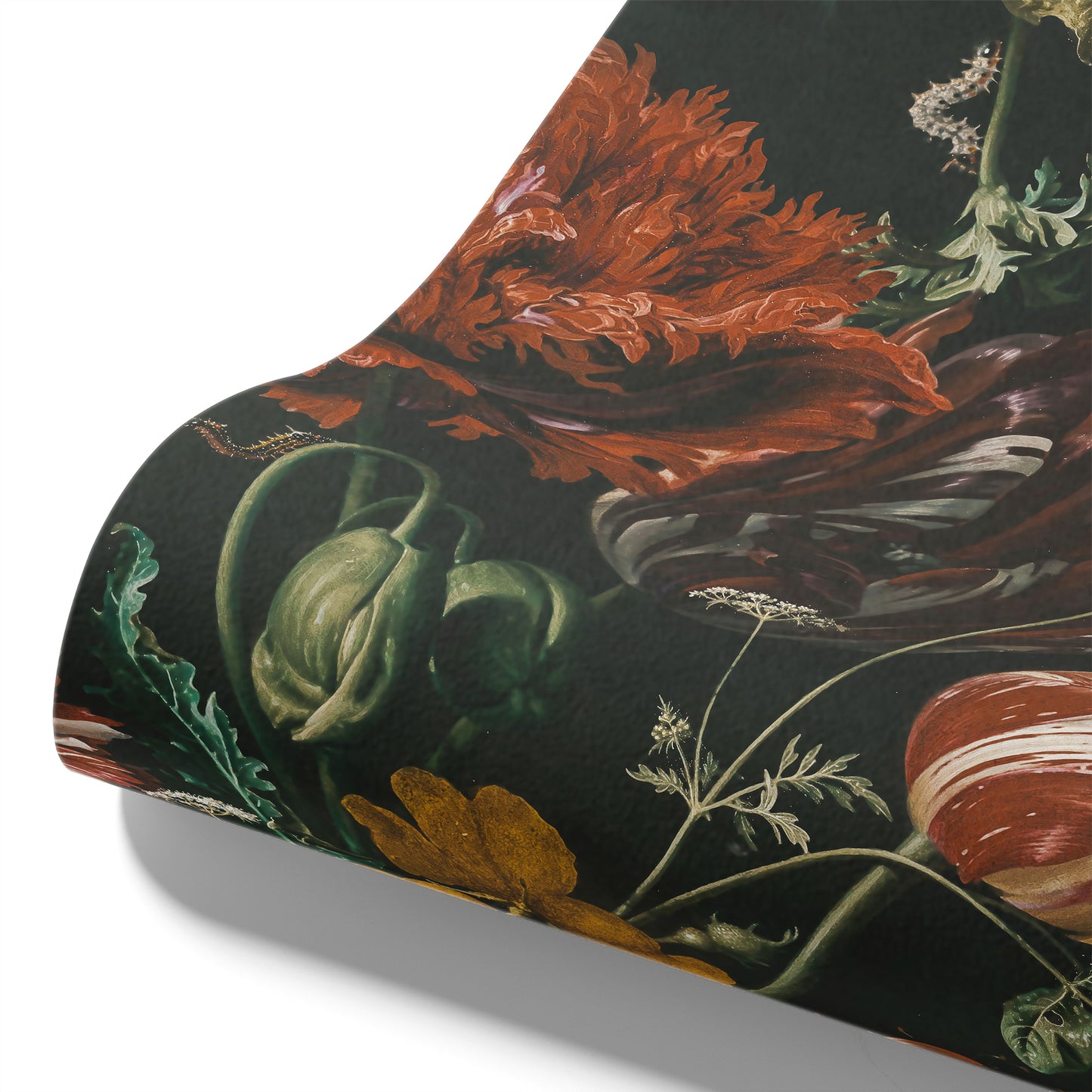 Maßangefertigte Vliestapete mit dunklem Vintage Blumenstrauß in Aquarell auf Wohnzimmerwand.