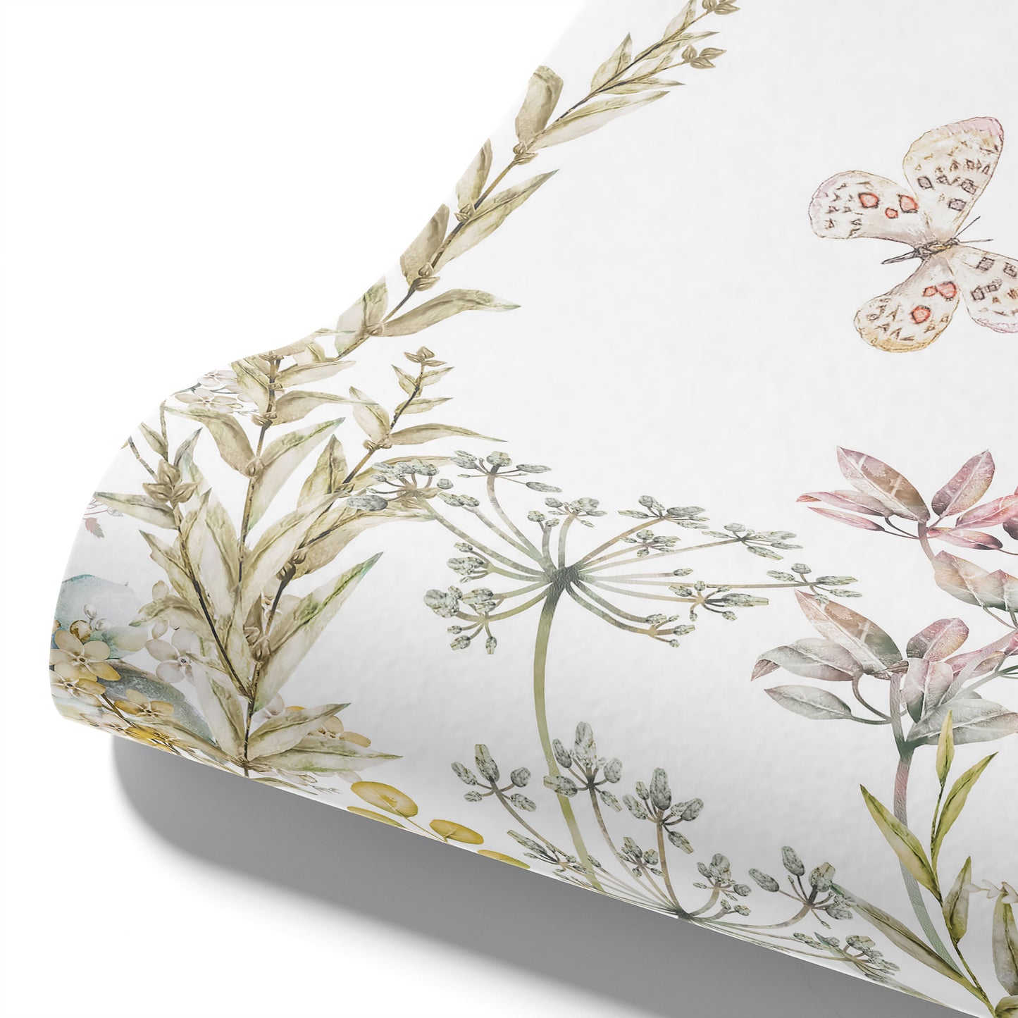 Maßangefertigte Vliestapete mit zarten Aquarellblumen, Schmetterlingen und Pastellgräsern im Schlafzimmer.