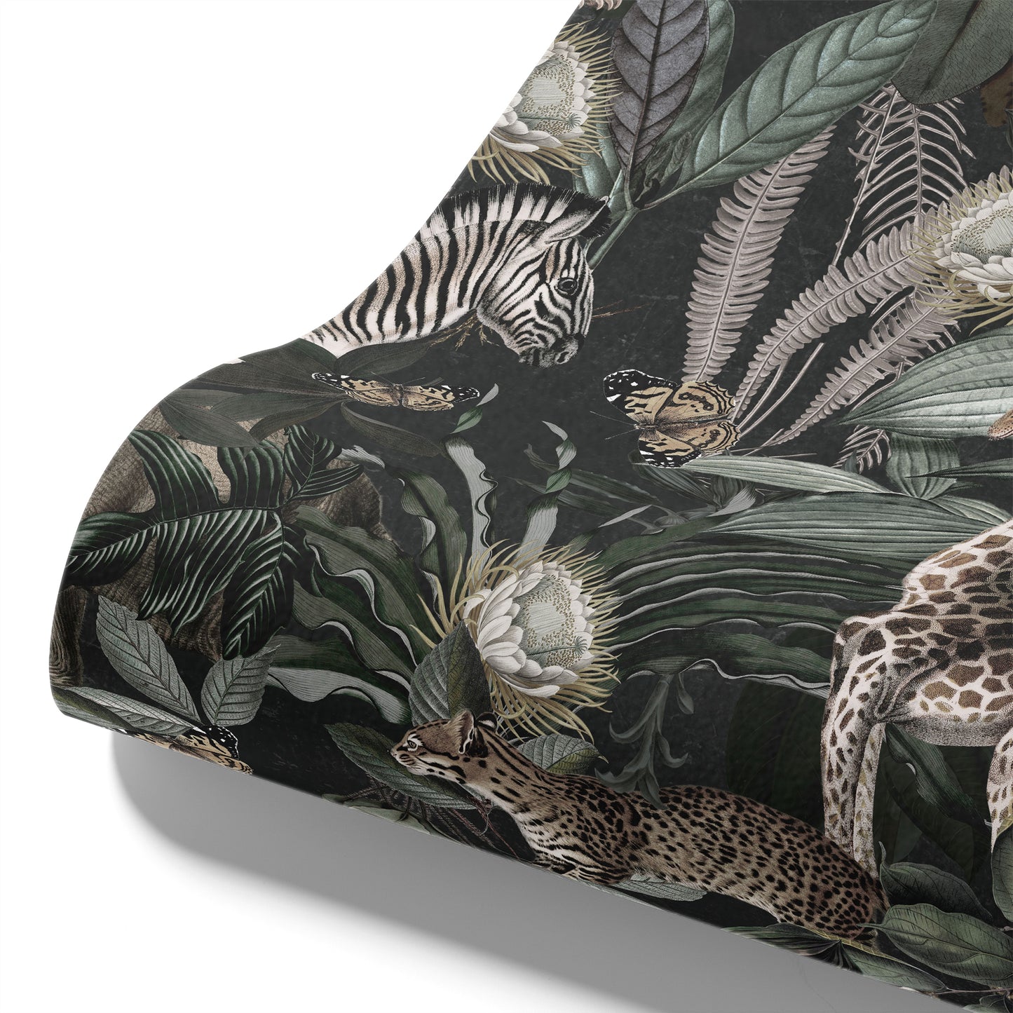 Maßangefertigte Vliestapete mit dunklem Dschungelmotiv, Blättern, Giraffen, Leoparden und Zebras.