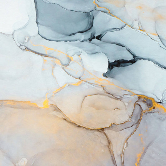 Maßangefertigte Vliestapete mit abstrakter Aquarellmalerei in Grau-Blau und goldenen Marmorakzenten.