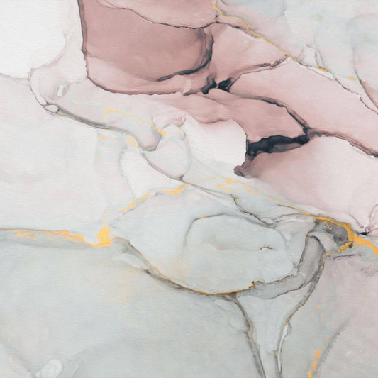 Maßangefertigte Vliestapete mit abstraktem Aquarellmuster in Grau-Rosa und Goldakzenten im modernen Wohnzimmer.