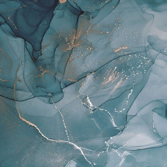 Maßangefertigte Vliestapete mit abstraktem blauem Aquarellmuster und goldenen Akzenten im Wohnzimmer.