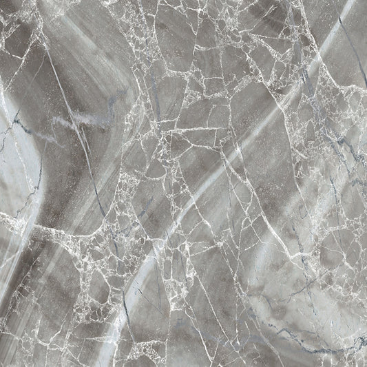 Maßangefertigte Vliestapete mit grauer Marmorstruktur im modernen Wohnzimmer mit Holzboden und schwarzen Fenstern.