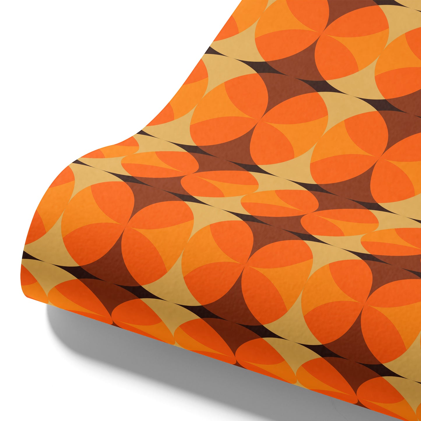 Maßangefertigte Vliestapete mit 70er-Jahre Kreismuster in Orange und Braun im Küchenflur.