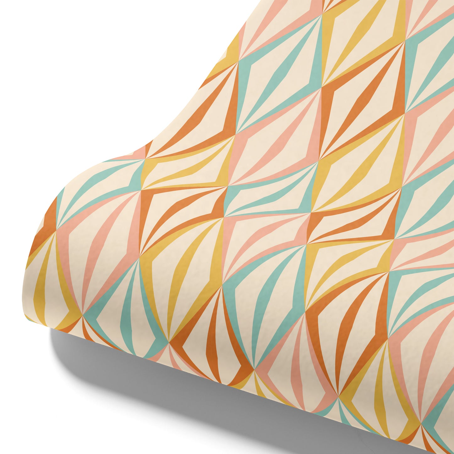 Esszimmer mit Retro-Design Maßangefertigte Vliestapete in Pastell mit grafischen Rautenmustern und Holzstühlen.