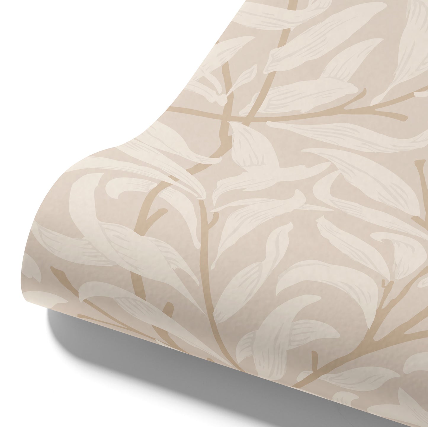 Maßangefertigte Vliestapete mit zartem, organischem Blättermuster in Creme für skandinavisches Wohnzimmer.