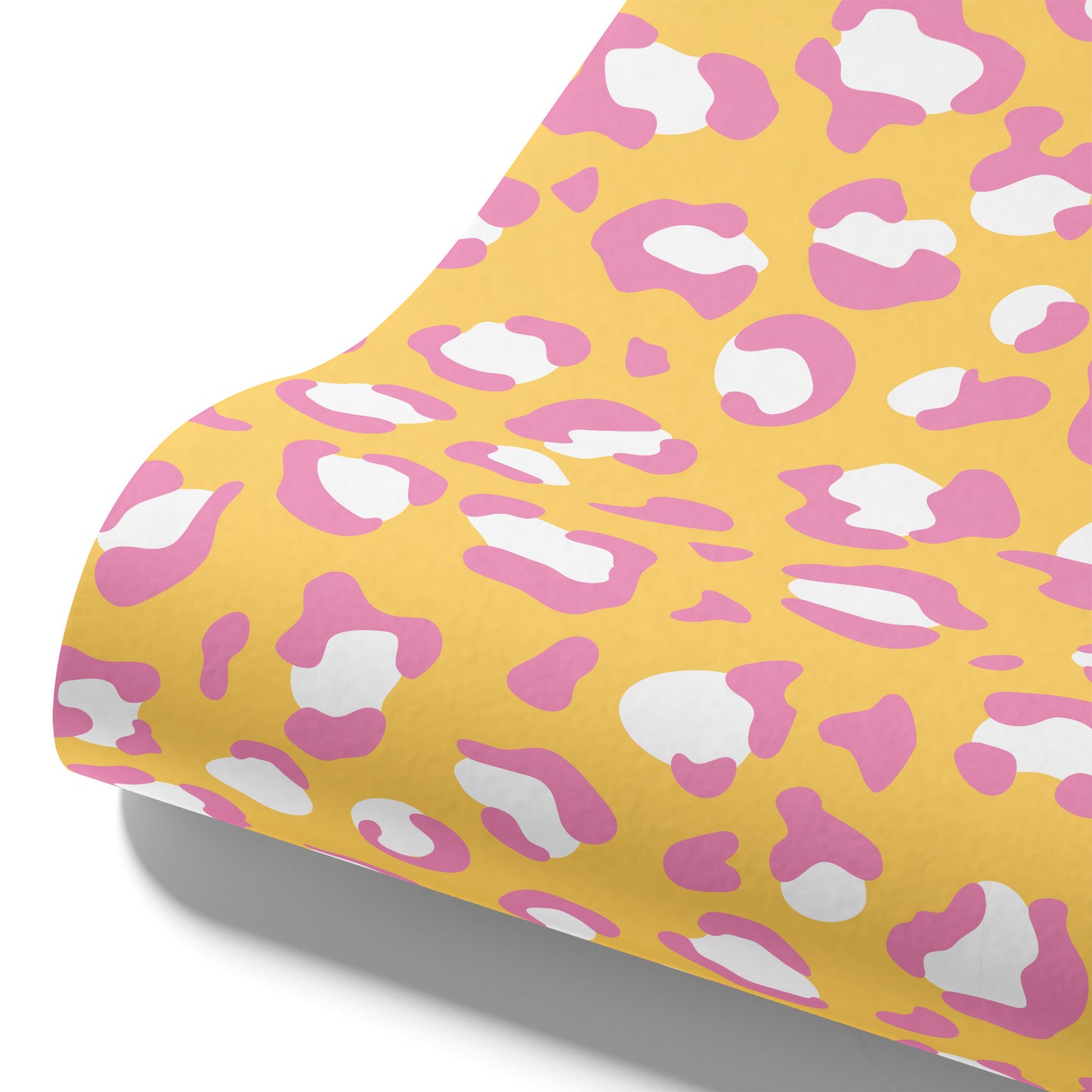 Maßangefertigte Vliestapete mit buntem Leo-Print in Rosa und Orange im Schlafzimmer.