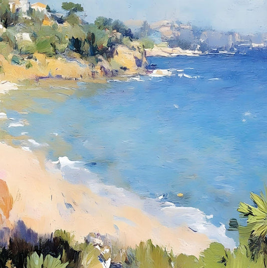 Maßangefertigte Vliestapete mit mediterraner Küstenlandschaft in Blau- und Sandtönen im Wohnzimmer.