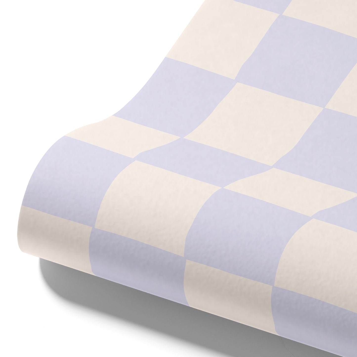 Maßangefertigte Vliestapete mit großem Karo-Muster in Blau und Beige neben gelber Tür im hellen Raum.