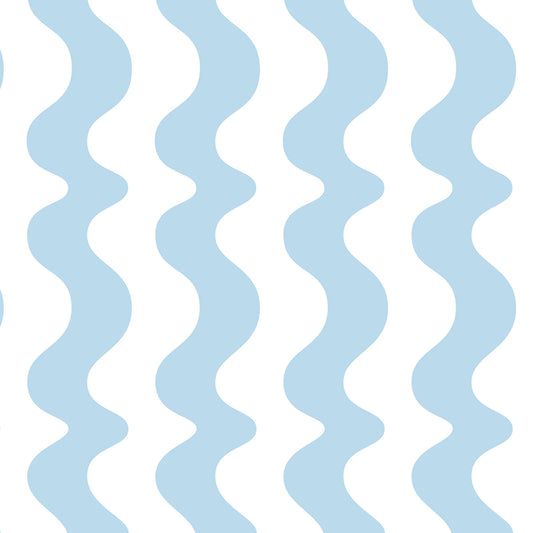 Maßangefertigte Vliestapete mit blau-weißem wellenförmigem Streifenmuster im Schlafzimmer.