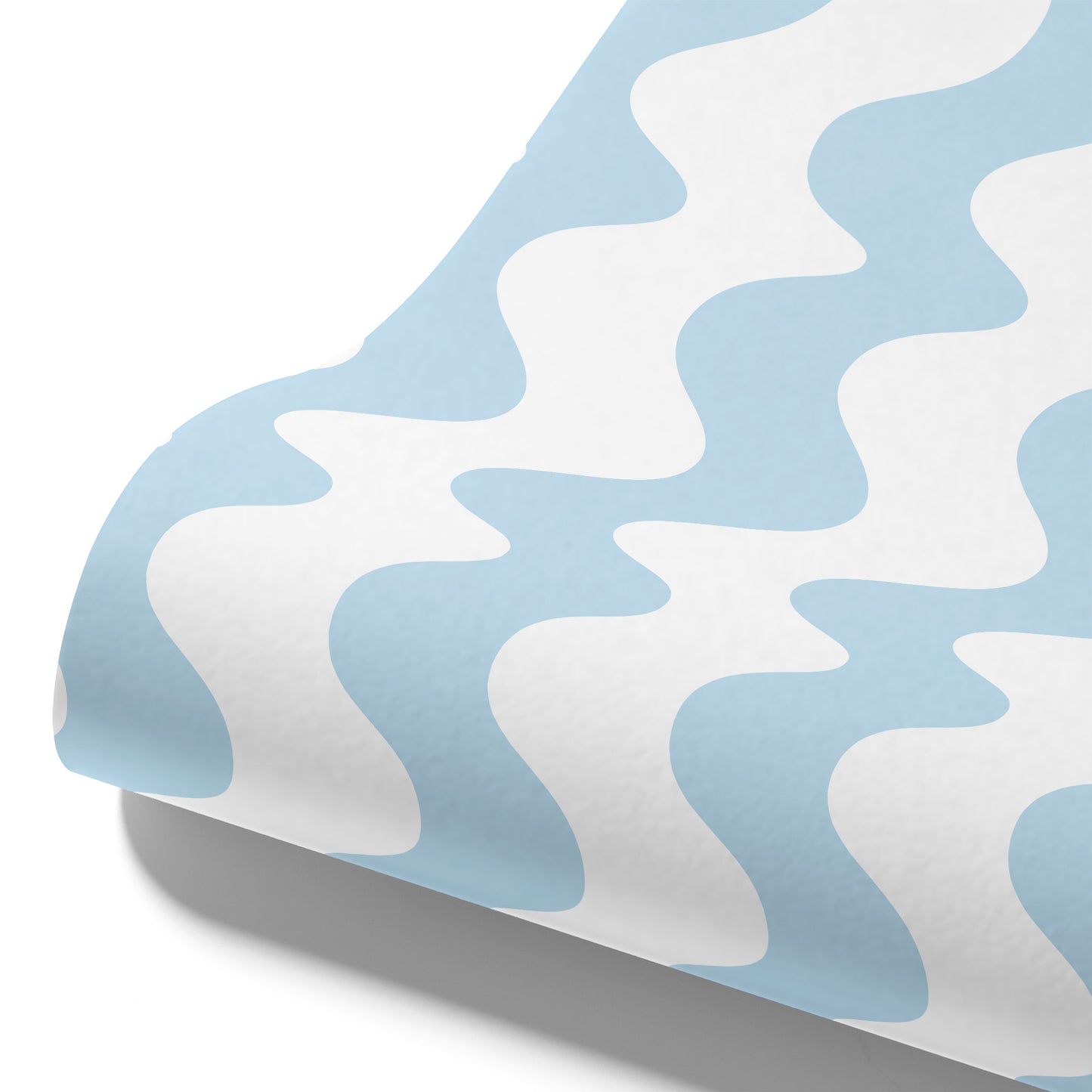 Maßangefertigte Vliestapete mit blau-weißem wellenförmigem Streifenmuster im Schlafzimmer.