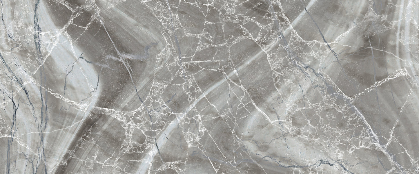 Maßangefertigte Vliestapete mit grauer Marmorstruktur im modernen Wohnzimmer mit Holzboden und schwarzen Fenstern.