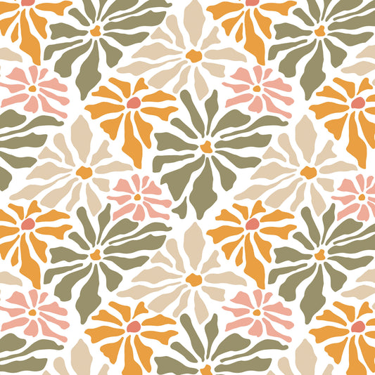 Maßangefertigte Vliestapete mit großem floralem Muster in Pastellfarben, Wohnzimmer mit Stuhl und Sofa.