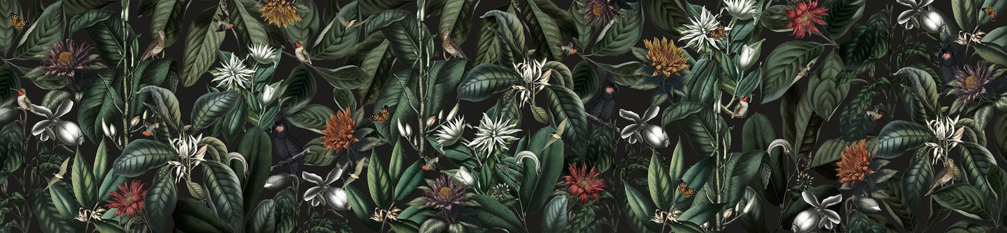 Maßangefertigte Vliestapete mit dichtem botanischem Muster aus grünen Blättern, exotischen Blumen, Schmetterlingen und.