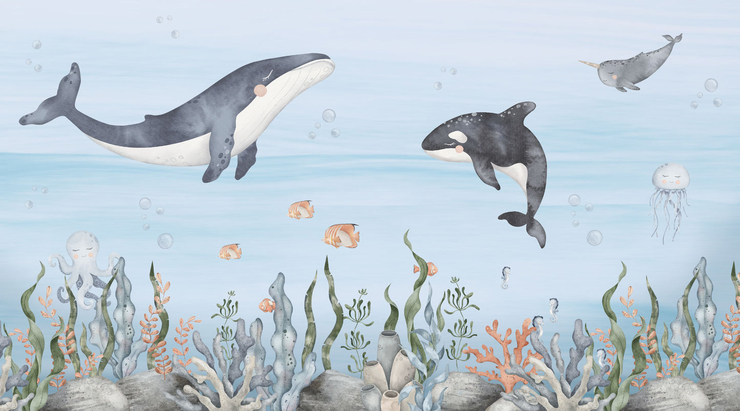 Maßangefertigte Vliestapete mit aquarellierten Meerestieren wie Walen, Fischen und Korallen im Kinderzimmer.
