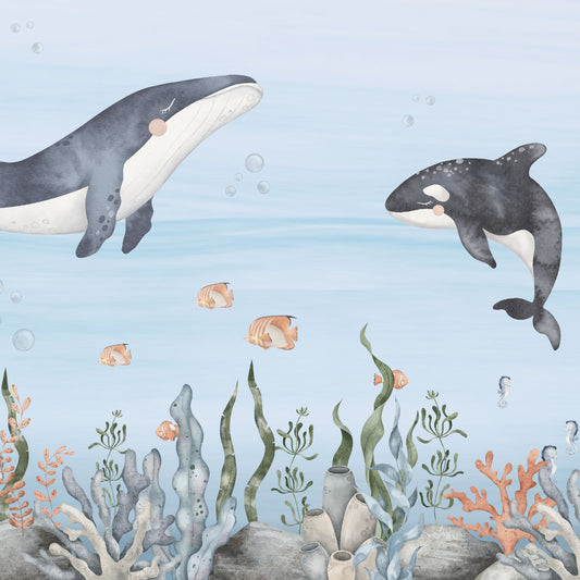 Maßangefertigte Vliestapete mit aquarellierten Meerestieren wie Walen, Fischen und Korallen im Kinderzimmer.