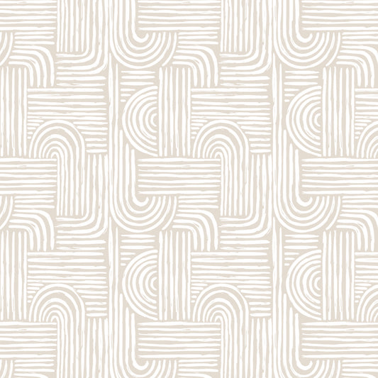 Maßangefertigte Vliestapete mit geometrischem Bogenmuster in Nude, kombiniert mit hellem Sofa und skandinavischem Sessel.