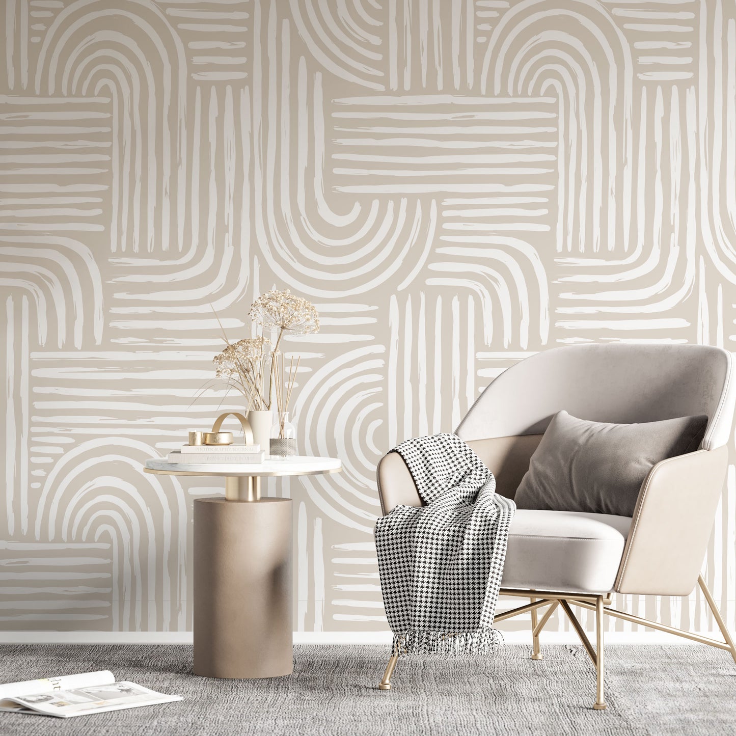 Maßangefertigte Vliestapete mit geometrischem Bogenmuster in Nude, kombiniert mit hellem Sofa und skandinavischem Sessel.