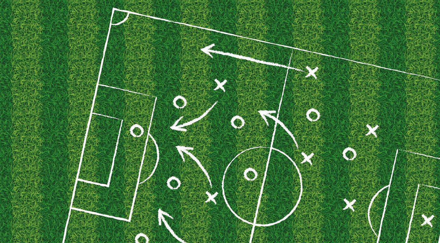 Maßangefertigte Vliestapete mit Fußballrasenmotiv und taktischen Spielzügen in grün und weiß.