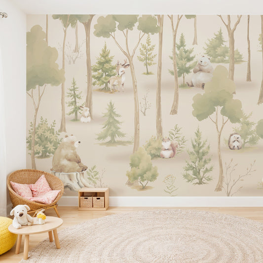 Maßangefertigte Vliestapete mit pastellfarbenem Waldmotiv, Bären, Füchsen, Igeln und Häschen in Babyzimmer.