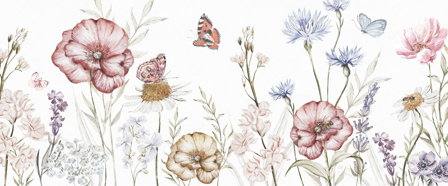 Maßangefertigte Vliestapete mit pastellfarbenen Aquarell-Schmetterlingen, Blumen und Gräsern im Kinderzimmer.