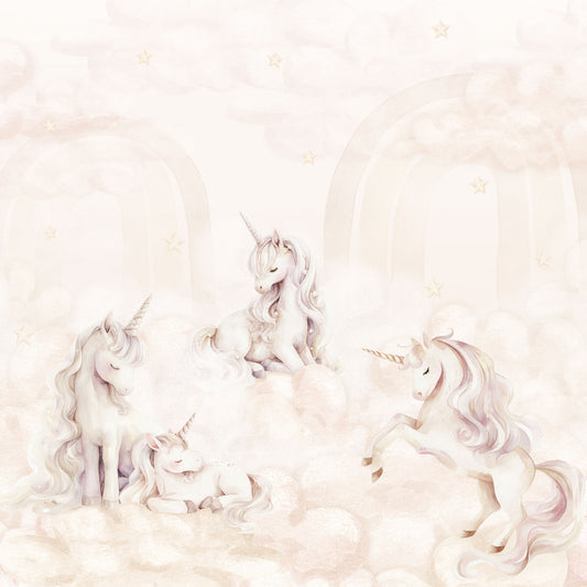 Maßangefertigte Vliestapete mit zarten Aquarell-Einhörnern und Pastellwolken im Kinderzimmer.