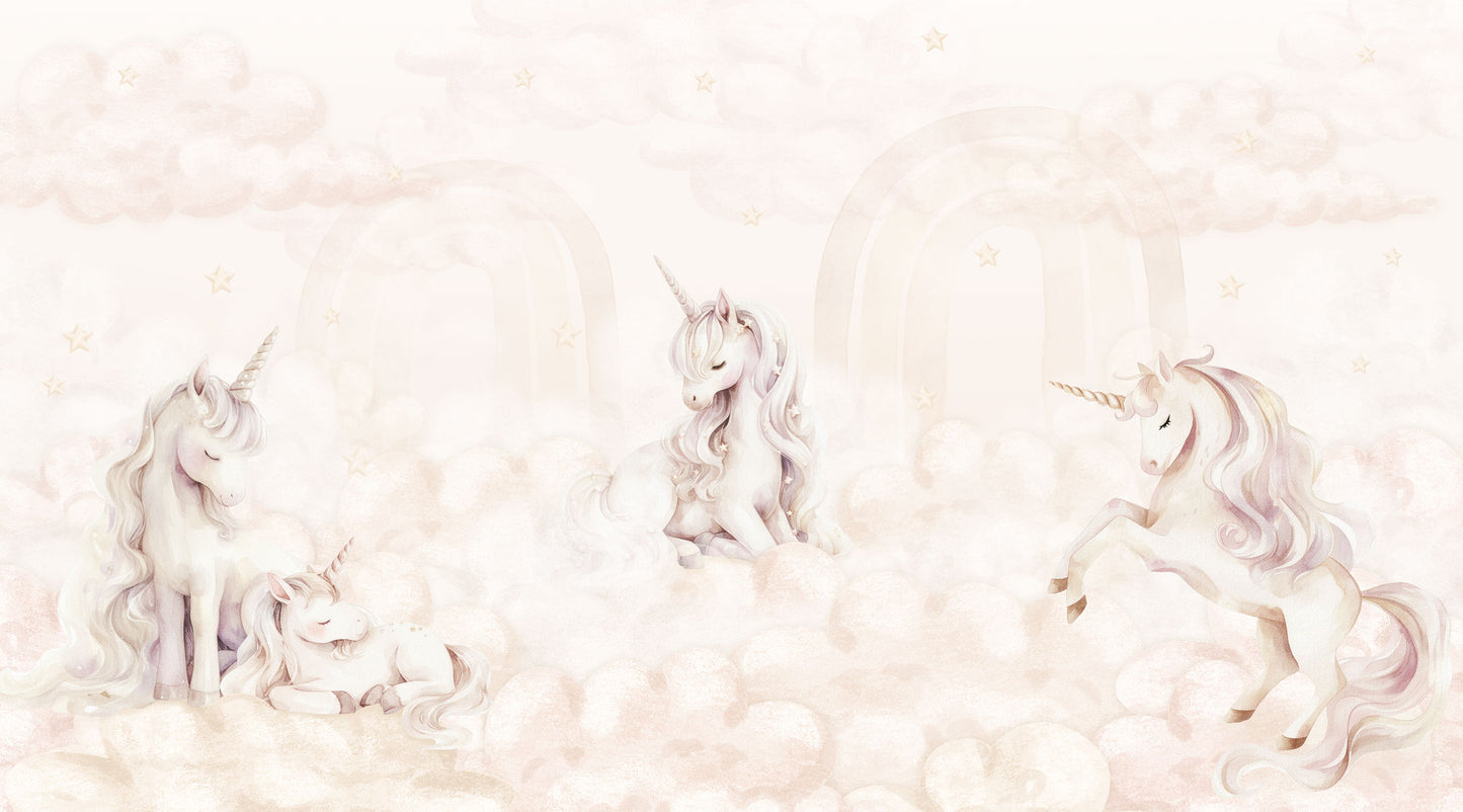Maßangefertigte Vliestapete mit zarten Aquarell-Einhörnern und Pastellwolken im Kinderzimmer.