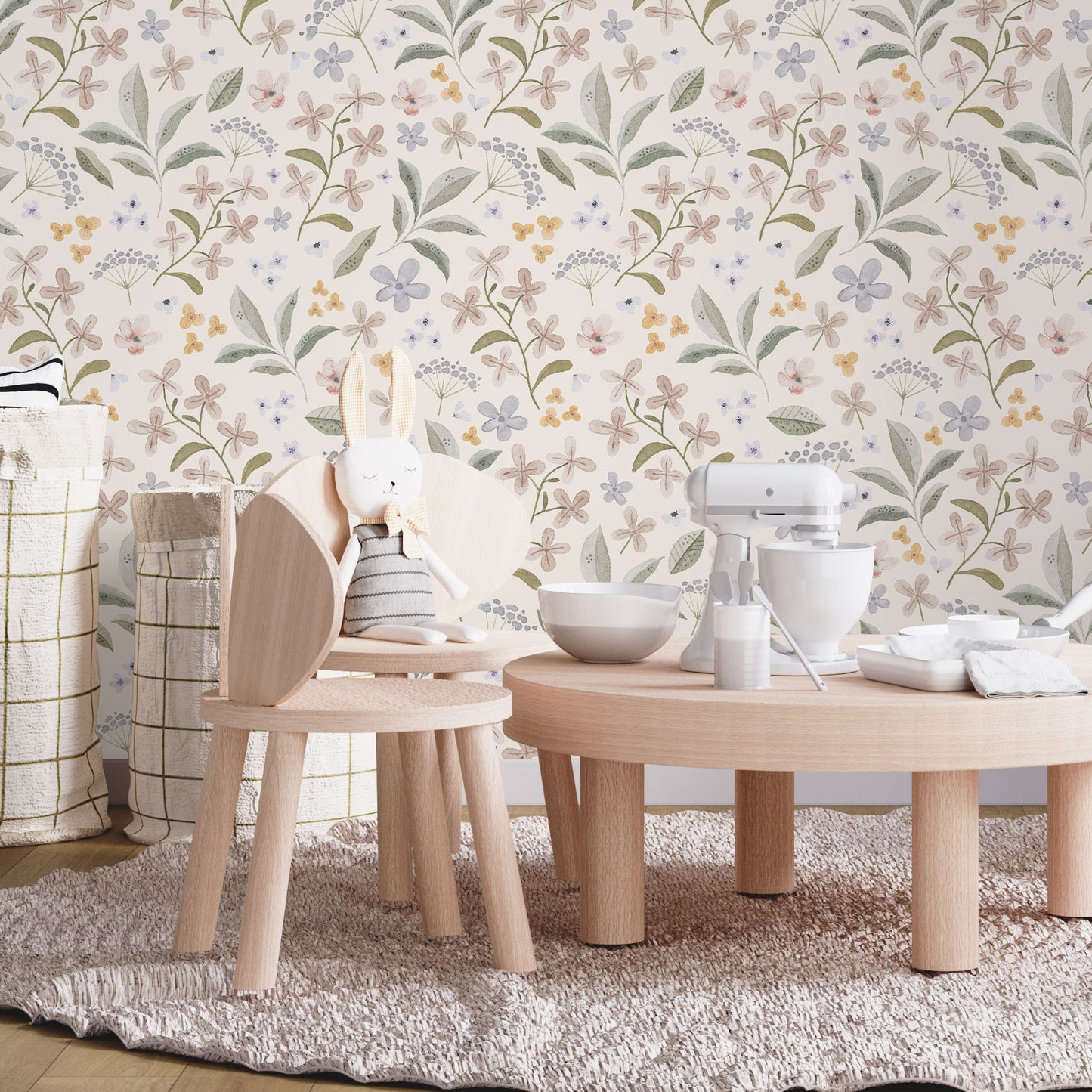 Maßangefertigte Vliestapete mit zarten Aquarell-Blumen und Blättern in Pastellfarben für Kinderzimmer.