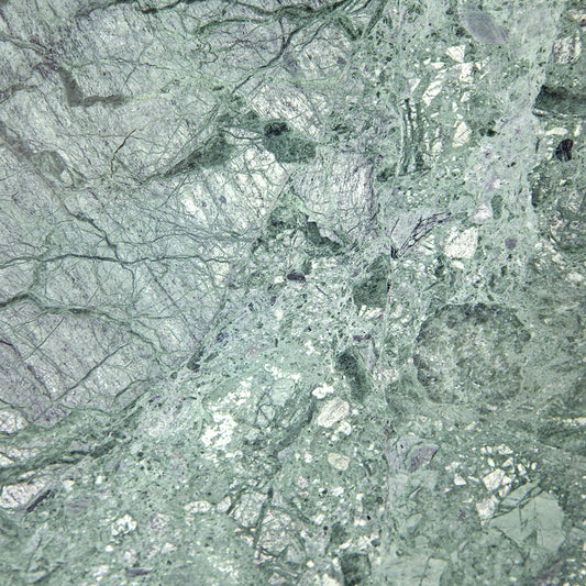 Maßangefertigte Vliestapete mit grünem Marmor-Aquarellmuster in Schlafzimmer mit Holzbettrahmen.