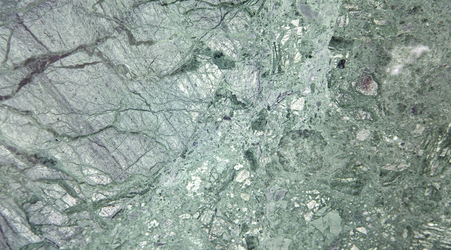 Maßangefertigte Vliestapete mit grünem Marmor-Aquarellmuster in Schlafzimmer mit Holzbettrahmen.