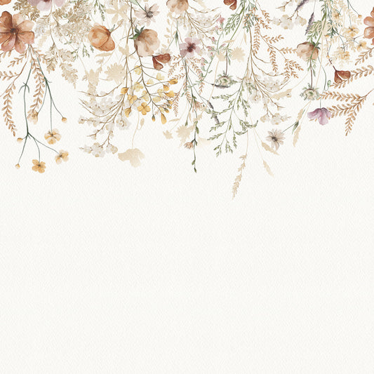 Maßangefertigte Vliestapete mit Vintage-Blumenborder in Pastellfarben über modernem Esszimmer mit grünen Samtstühlen.