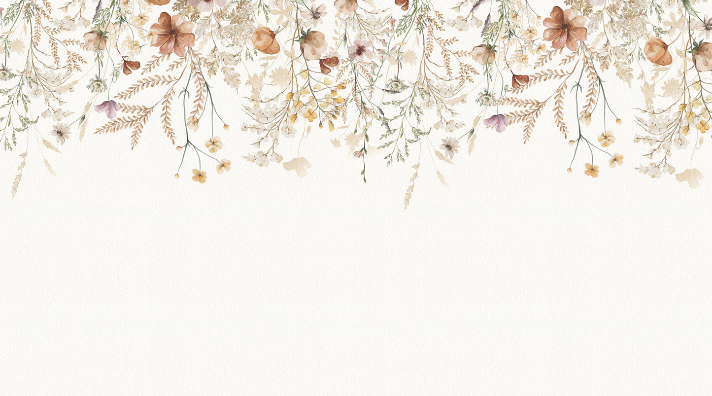 Maßangefertigte Vliestapete mit Vintage-Blumenborder in Pastellfarben über modernem Esszimmer mit grünen Samtstühlen.