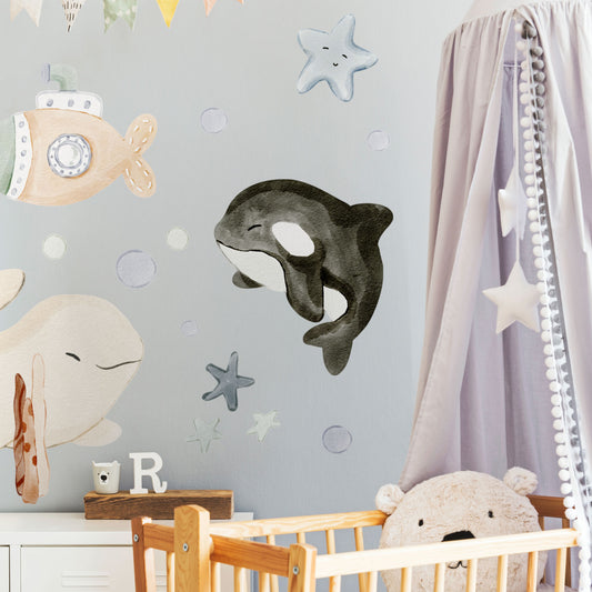 Wandtattoo mit bunten aquarellartigen Meeresbewohnern wie Wal, Kraken, Haien und Seepferdchen, wiederablösbar und ohne.