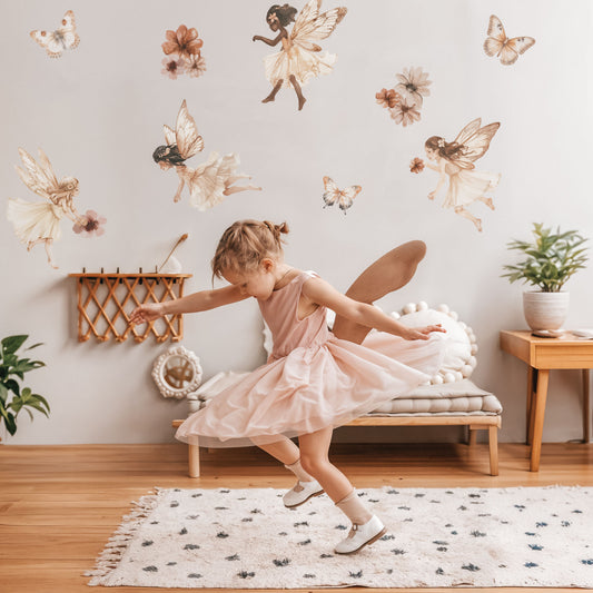 Feenwald Wandtattoo in Aquarell mit Feen, Schmetterlingen und Pilzen, wiederablösbar, ohne weißen Rand, pastellfarben.