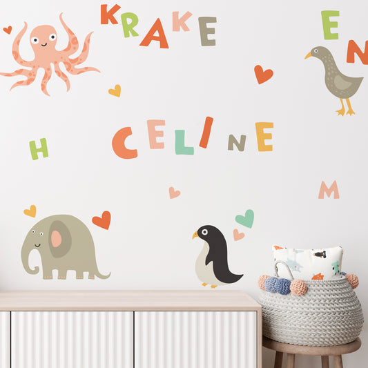 Buntes Wandtattoo mit Buchstaben und Tiermotiven, wiederablösbar, ohne weißen Rand.