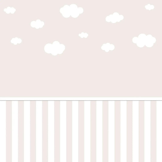 Maßangefertigte Vliestapete mit pastellfarbenem Wolkenmuster und gestreiftem Sockel im Kinderzimmer.