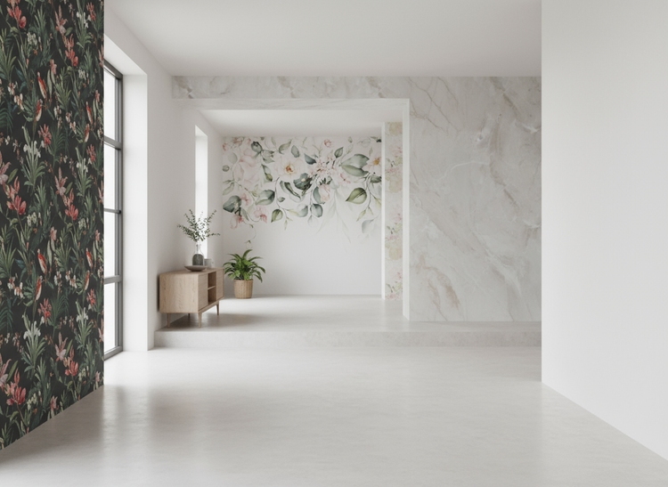 Helle Wohnung mit verschiedenen Tapeten an den Wänden