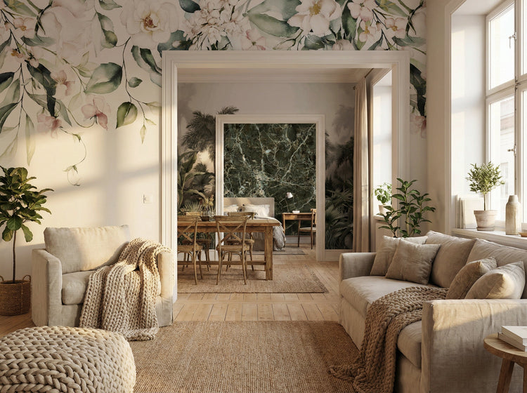 Helle Wohnung mit verschiedenen Tapeten an den Wänden