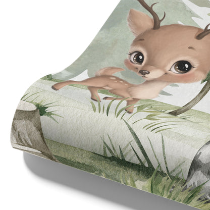 Maßangefertigte Vliestapete mit pastellfarbenem Aquarellwald, Tannen und Waldtieren wie Hase, Reh, Waschbär und Eichhörnchen .