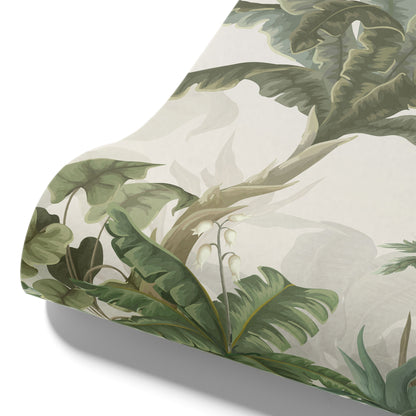 Maßangefertigte Vliestapete mit Dschungel- und Bananenblatt-Motiven in Pastellgrün und Beige im Kinderzimmer.