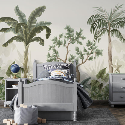 Maßangefertigte Vliestapete mit Dschungel- und Bananenblatt-Motiven in Pastellgrün und Beige im Kinderzimmer.