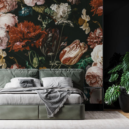 Maßangefertigte Vliestapete mit dunklem Vintage Blumenstrauß in Aquarell auf Wohnzimmerwand.