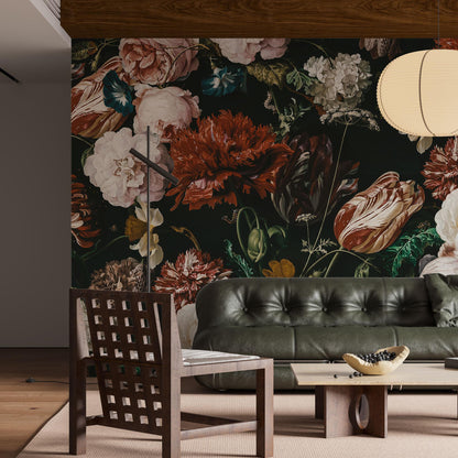 Maßangefertigte Vliestapete mit dunklem Vintage Blumenstrauß in Aquarell auf Wohnzimmerwand.