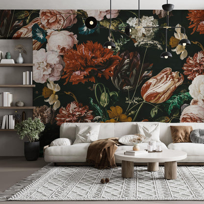 Maßangefertigte Vliestapete mit dunklem Vintage Blumenstrauß in Aquarell auf Wohnzimmerwand.