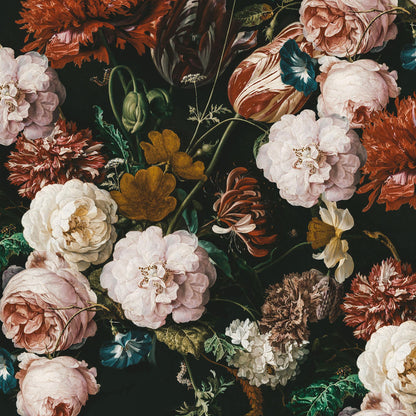 Maßangefertigte Vliestapete mit dunklem Vintage Blumenstrauß in Aquarell auf Wohnzimmerwand.