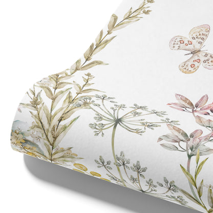 Maßangefertigte Vliestapete mit zarten Aquarellblumen, Schmetterlingen und Pastellgräsern im Schlafzimmer.