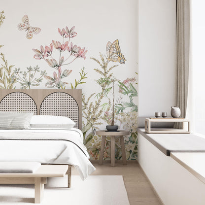 Maßangefertigte Vliestapete mit zarten Aquarellblumen, Schmetterlingen und Pastellgräsern im Schlafzimmer.