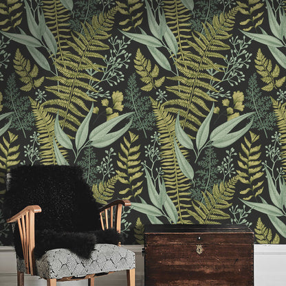 Maßangefertigte Vliestapete mit botanischem Farnmuster in Grün- und Senftönen, Vintage-Stil.