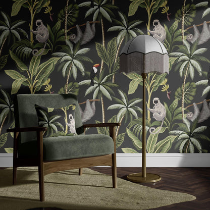 Maßangefertigte Vliestapete mit botanischem Dschungelmuster, grünen Blättern, Affen und Faultieren auf dunklem Grund, modern .