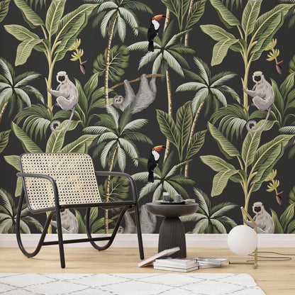 Maßangefertigte Vliestapete mit botanischem Dschungelmuster, grünen Blättern, Affen und Faultieren auf dunklem Grund, modern .